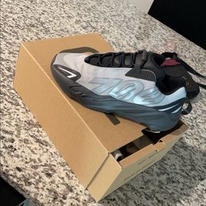 Yeezy boost 700 metallic size 10.5